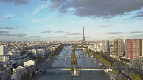 Flying back in Seine River and Eiffel Tower Stock-Footage 86202268