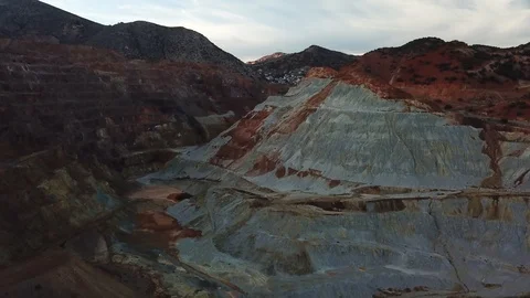 Flying backward over open pit copper mine in Bisbee, AZ 库存影片 101814047