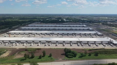 Flying backwards abovef big data center complex, large AI center structure Vídeo Stock 345771742
