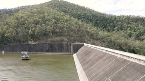Flying backwards along the edge of a Dam Wall Vidéo 148608114