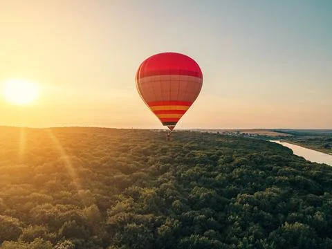 Flying balloon over the forest on a background of sky Stockfoto's