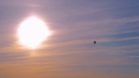 Flying balloon at sunset 動画素材 78014097