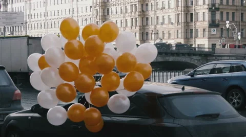 Flying balloons in the city Video stock 61395359