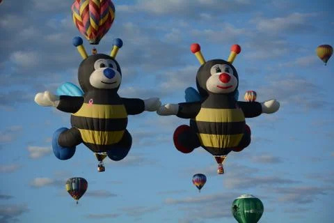 Flying Bees Hold Hands Stockfoto's