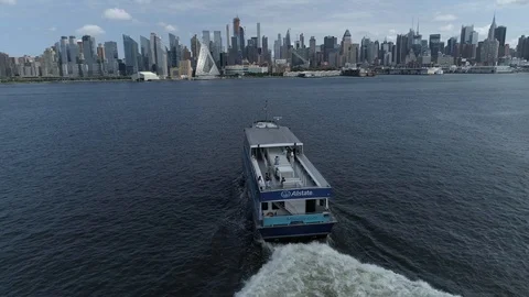 Flying Behind Ferry Towards NYC 库存影片 101667330