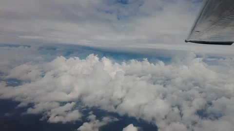 Flying between cloud layers (Toledo, OH) Видео 169318973