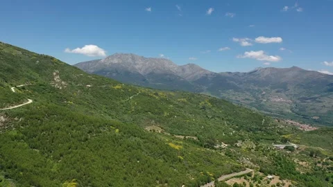 Flying between mountains 스톡 동영상 245984241