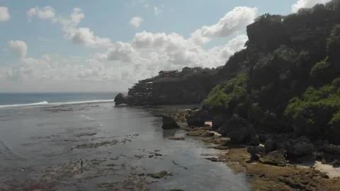 Flying between rocks and close to the water in uluwatu, Bali Vidéo 260281360
