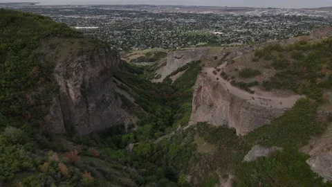 Flying between the trailhead cliffs at the entrance of Dry Canyon Utah 스톡 동영상 155251293