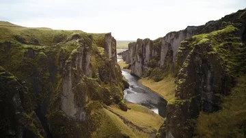 Flying between two clifs Video stock 85626007