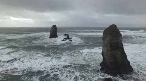 Flying Between Two Pacific Sea Stacks 库存影片 62577886