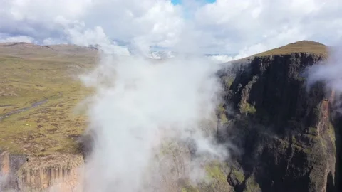 Flying beyond clouds and rocky cliffs. Heaven paradise background Vidéo 220416082