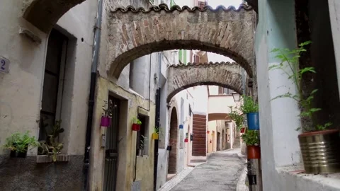 Flying buttresses between buildings made of bricks over an alleyway of Vídeo Stock 252818784