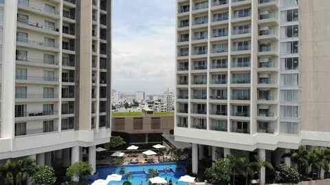 A flying camera between two buildings in Nha Trang. Video stock 100187332