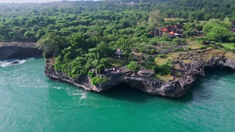 Flying camera captures energetic tourist scenes alongside holy landmarks Stock-Footage 337072289
