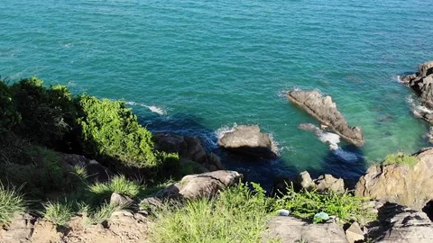 A flying camera flies beautifully over a rocky seashore overlooking  in Vietnam Vídeo Stock 100188411