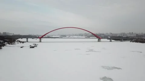 A flying camera flies low over the river with a view of the Bugrinsky bridge Vídeos de archivo 147032709