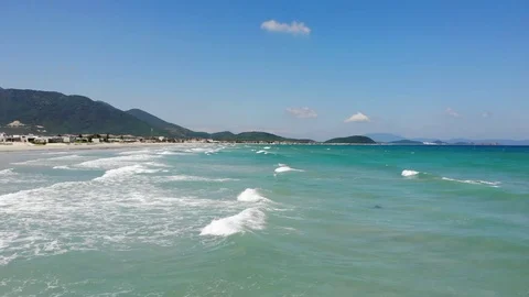 Flying camera flies over a beautiful beach overlooking the waves Video stock 116118899