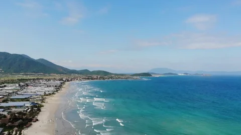 Flying camera flies over a beautiful beach overlooking the waves Video stock 116119007