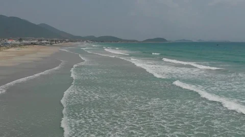 Flying camera flies over a beautiful beach overlooking the waves Vídeos de archivo 116119250