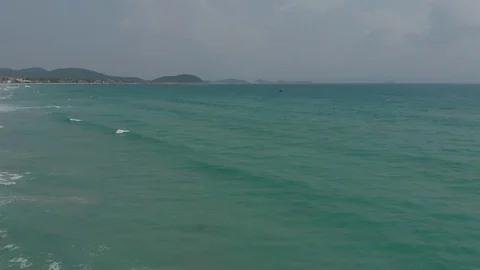 Flying camera flies over a beautiful beach overlooking the waves Vídeo Stock 116119349