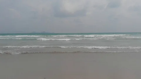 Flying camera flies over a beautiful beach overlooking the waves, Vietnam Vídeos de archivo 116120307