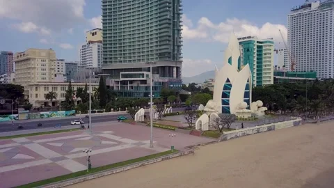 Flying camera flight over the city square Stock-Footage 261639234
