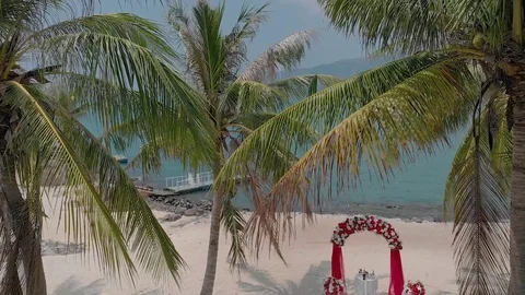 Flying camera shoots a wedding arch on the seashore in Vietnam Video stock 117440120