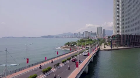 Flying camera shows traffic and city view Video stock 275895363