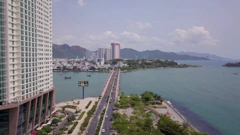Flying camera shows traffic and city view Stock-Footage 275895925