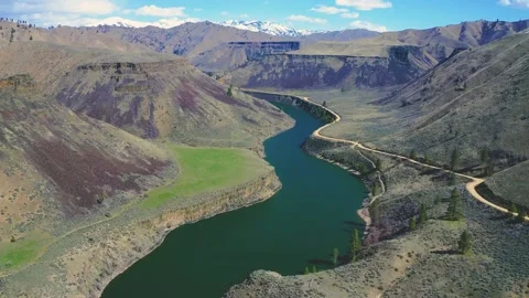 Flying Into The Canyon 4k 動画素材 137342204