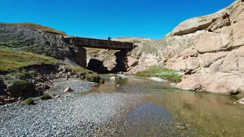 Flying in the canyons Video stock 261012093