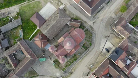 Flying in a circular motion above a large and beautiful church 動画素材 154369586