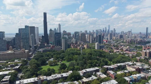 Flying clockwise around Fort Greene Park in Brooklyn Vídeo Stock 343443806