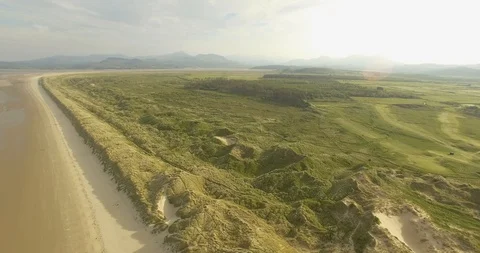 Flying close over Harlech Beach and sand dunes Stockbeeldmateriaal 90059838