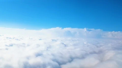 Flying in the clouds Avobe Clouds flying in the clouds. Flying through Vídeo Stock 128273175