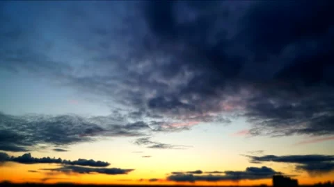 Flying clouds at sunset 库存影片 131876786