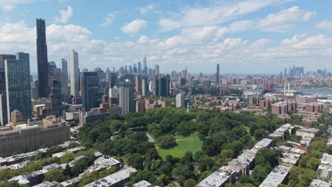 Flying counter clockwise around Fort Greene Park in Brooklyn Vídeo Stock 343443256