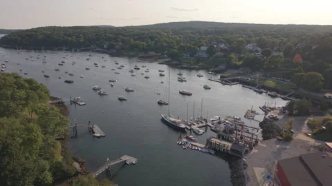 Flying counter clockwise around Rockport Marine Park in Maine Vídeo Stock 345459277