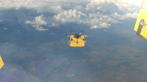 Flying delivery drone transporting cardboard box Vídeos de archivo 160052027