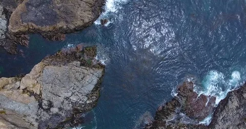 Flying directly over cliffs and trails near Big Sur 4k 24fps Vídeo Stock 76727482