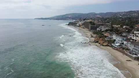 Flying down the coast of laguna beach california Vídeo Stock 150942129