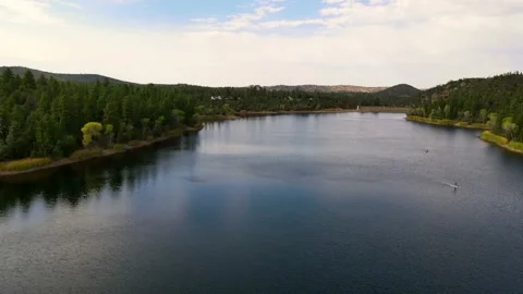 Flying down the middle of Lynx Lake 스톡 동영상 170582306