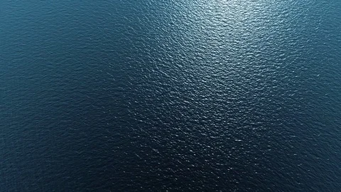 Flying down into the ocean, beautiful shot Видео 73901931