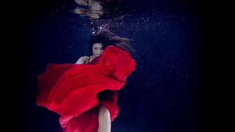 Flying dreams in the water with bubbles. Interesting show girls artist 库存影片 73816861