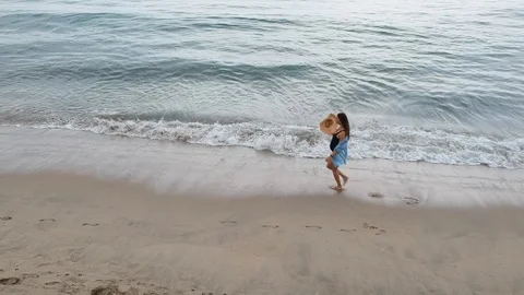 Flying drone along the beach Vídeo Stock 119076824