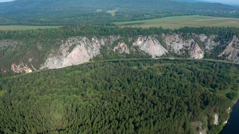 Flying drone over a forest valley. Vidéo 114869034