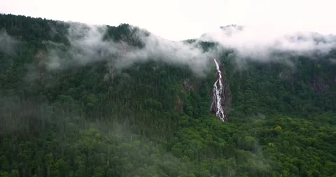 Flying drone over mountains and a waterfal in Canada Video stock 204091110