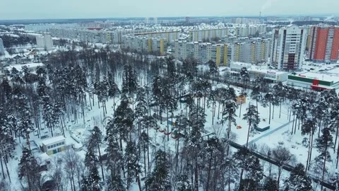 Flying a drone over the park in winter Video stock 168925792