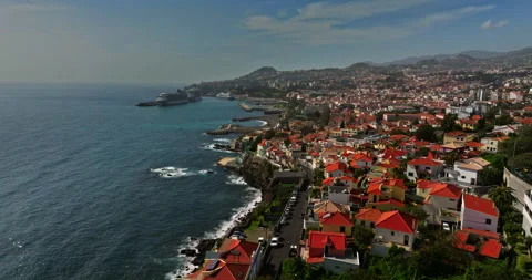 Flying a drone over the rooftops and coastline of the capital and tourist city Vídeo Stock 271533385